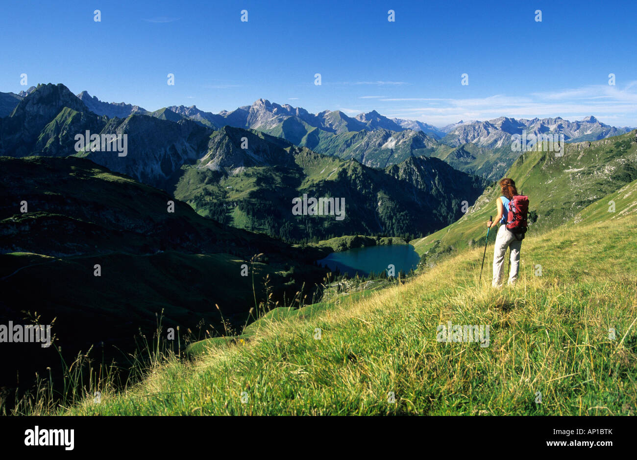 Wanderer über dem See Seealpsee mit Blick auf die Allgäuer Palette, Allgäu, Schwaben, Bayern, Deutschland Stockfoto