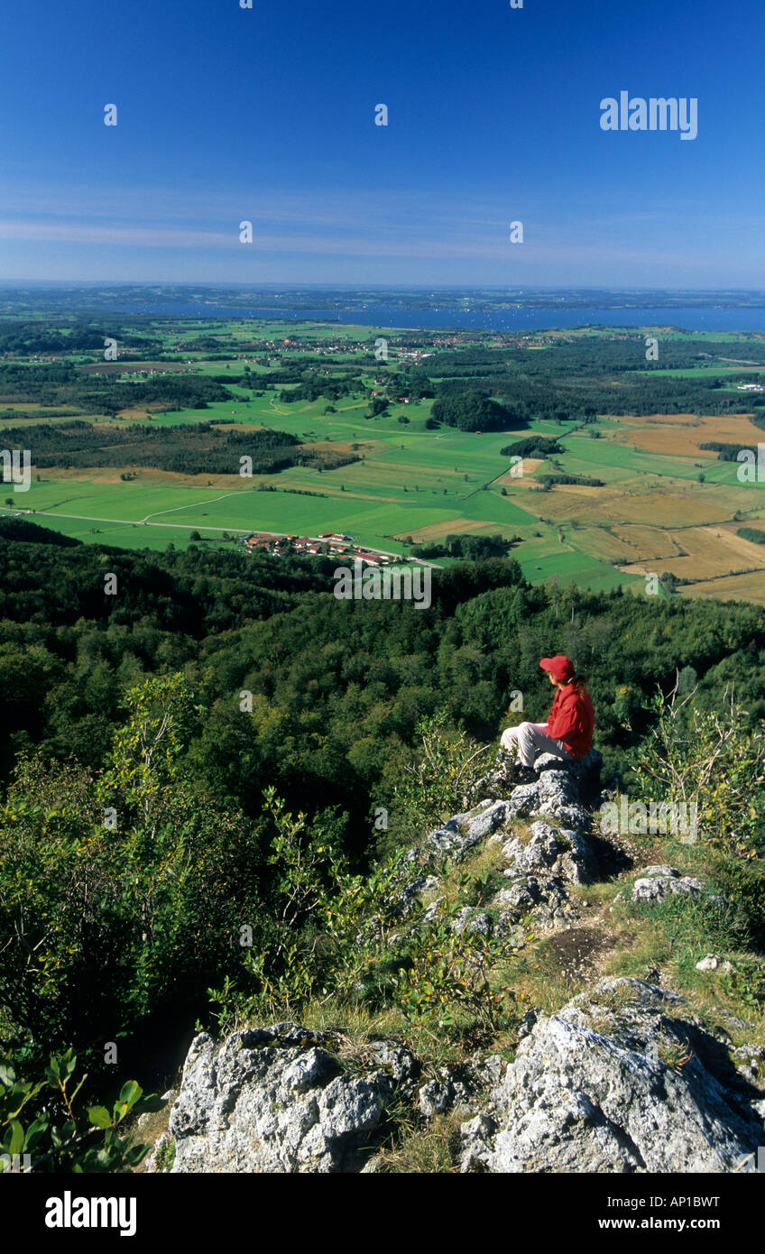 Wanderer unter Hochfelln mit Blick auf See Chiemsee und Sümpfe, Chiemgau, Upper Bavaria, Bavaria, Germany Stockfoto