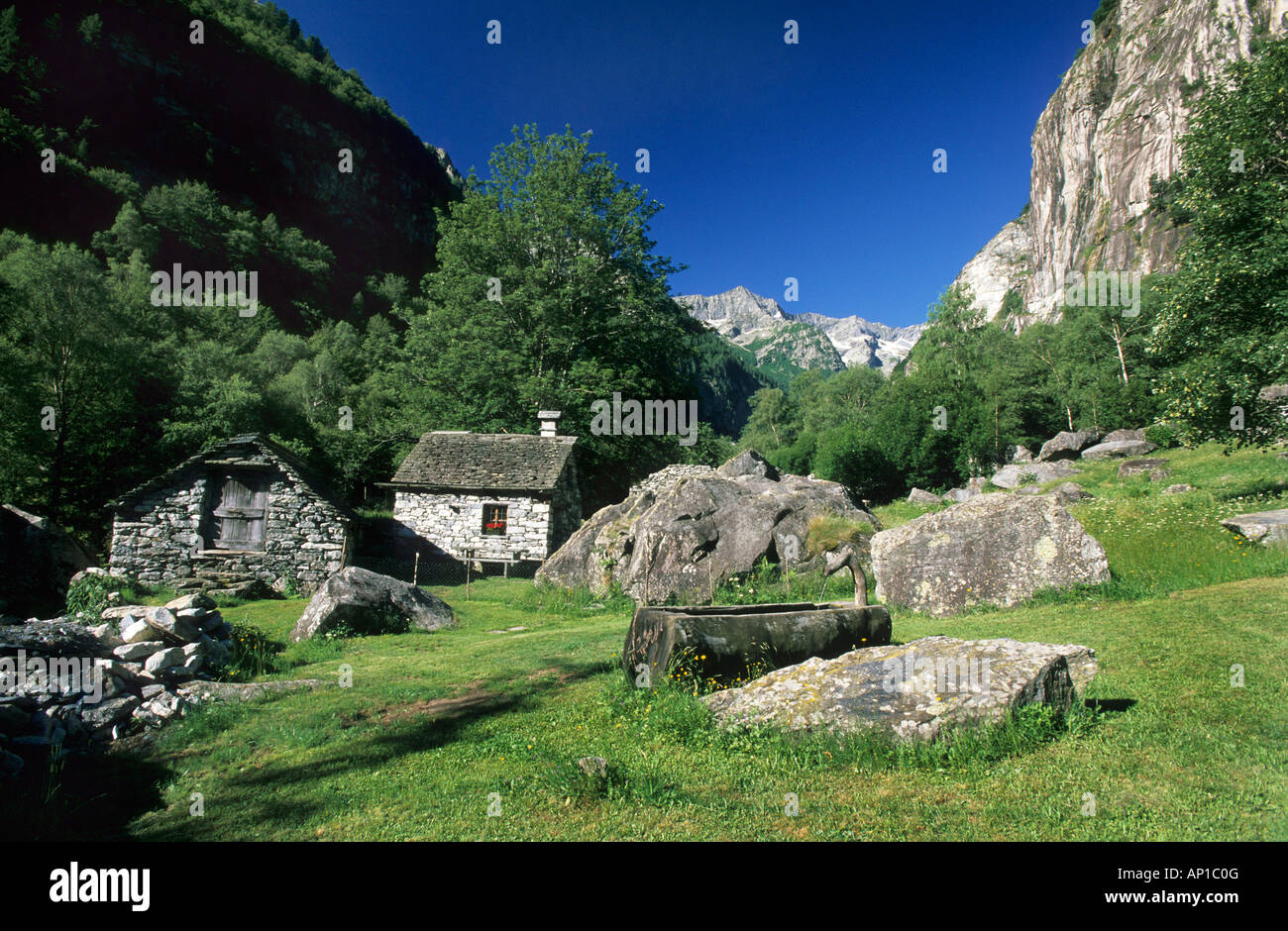 alte Steinhäuser, Almhütten im Tessin, Schweiz Stockfoto