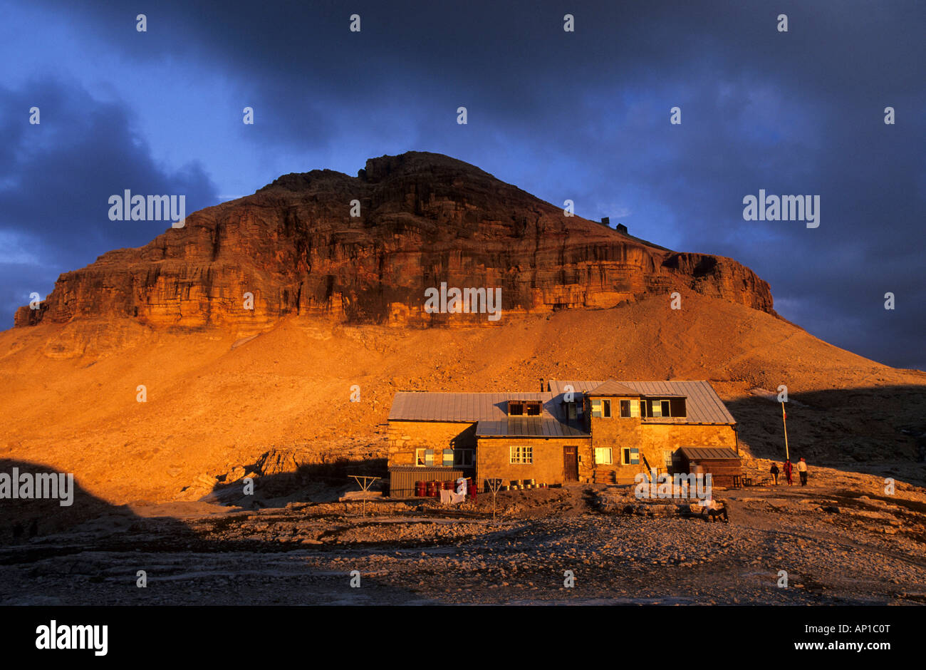 Hütte Boehuette bei Sonnenuntergang mit Piz Boe, Sella Palette, Dolomiten, Südtirol, Italien Stockfoto