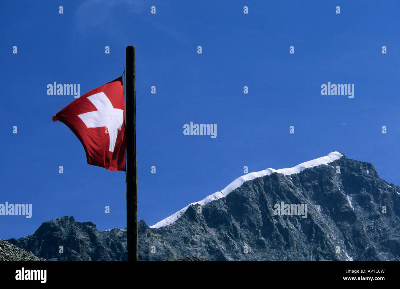 Schweizer Flagge mit Ridge Biancograt, Hütte Tschiervahuette, Bernina Sortiment, Oberengadin, Graubünden, Schweiz Stockfoto