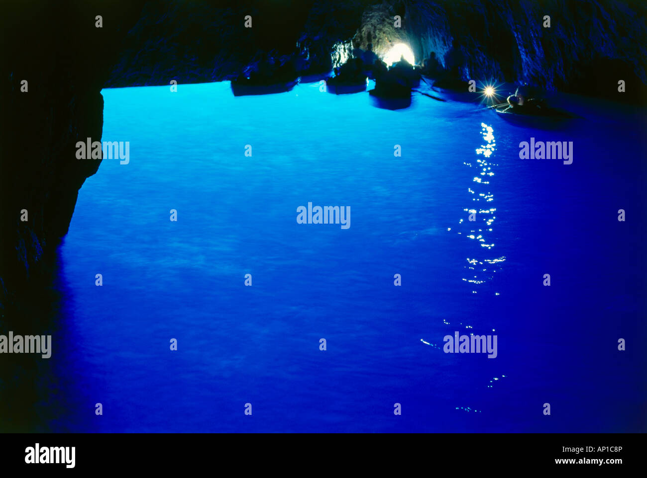 Touristischen Boote, Blaue Grotte, Insel Capri, Kampanien, Italien Stockfoto
