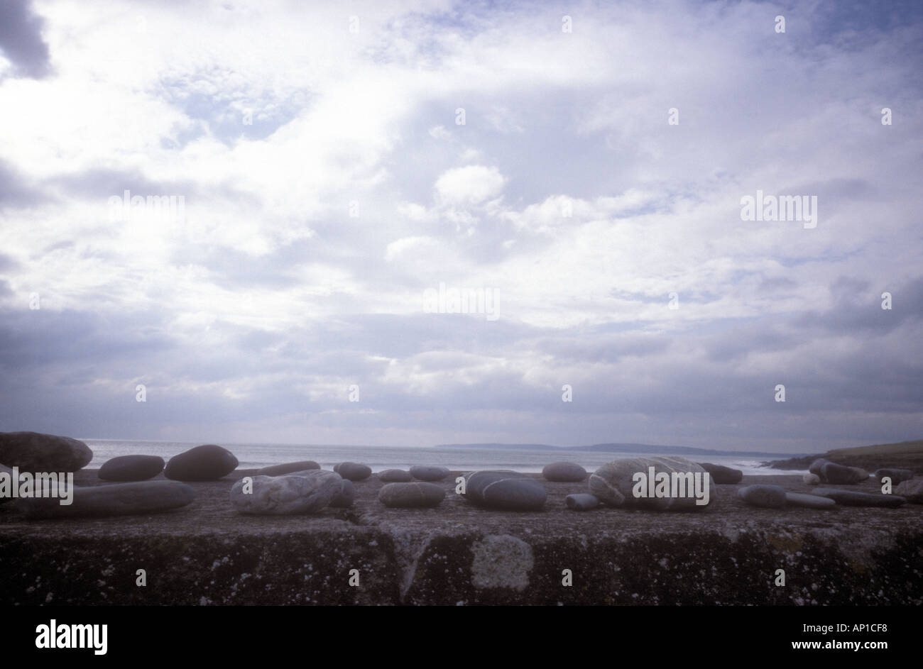 Wolkengebilde und Kiesel in Ballinspittle Surf-Strand in der Nähe von Kinsale alten Kopf Atlantikküste county Cork Irland Eirec an der Wand Stockfoto