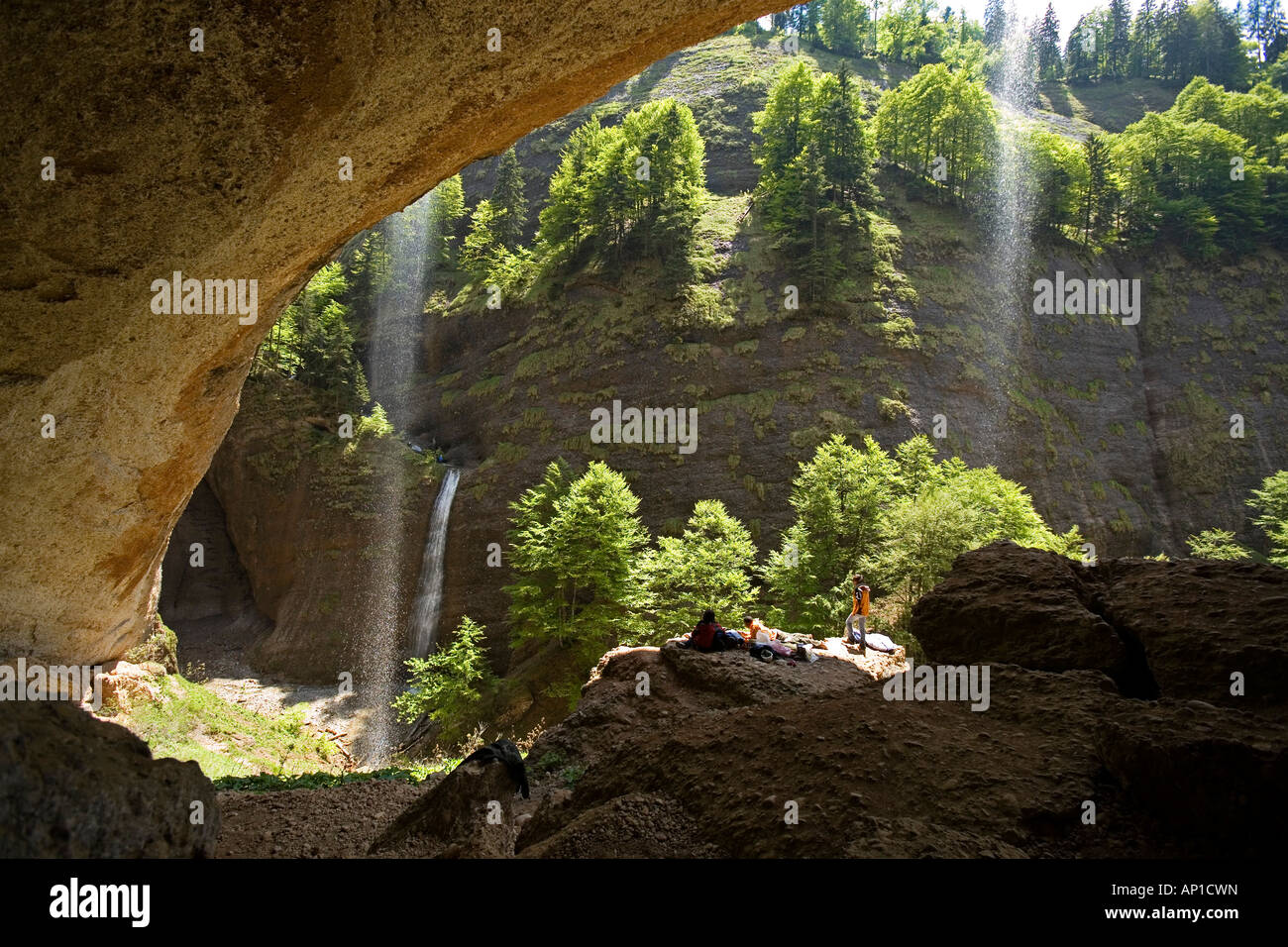 Wanderer, die Ruhe in der Nähe von Grotte, Ofenloch Schlucht, Kanton St. Gallen, Schweiz Stockfoto