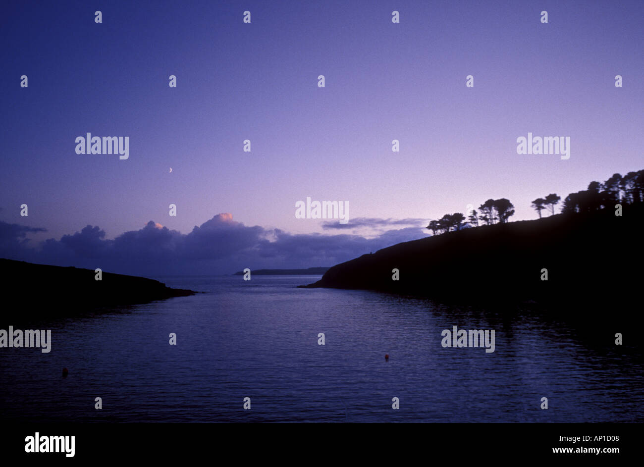 Mondaufgang über sandige Bucht mit Blick auf alte Kopf Lighhtouse in der Nähe von Kinsale county Cork Irland Irland Stockfoto