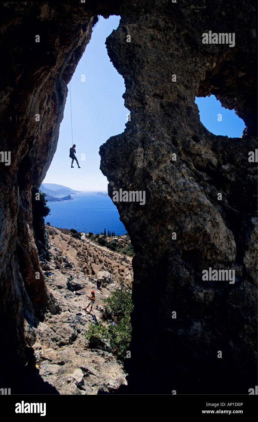 Kalymnos, Griechenland, Ägäis, ein Kletterer Abseilen in einer Höhle über dem Meer. Kalymnos, Griechenland, Ägäis, Europa Stockfoto