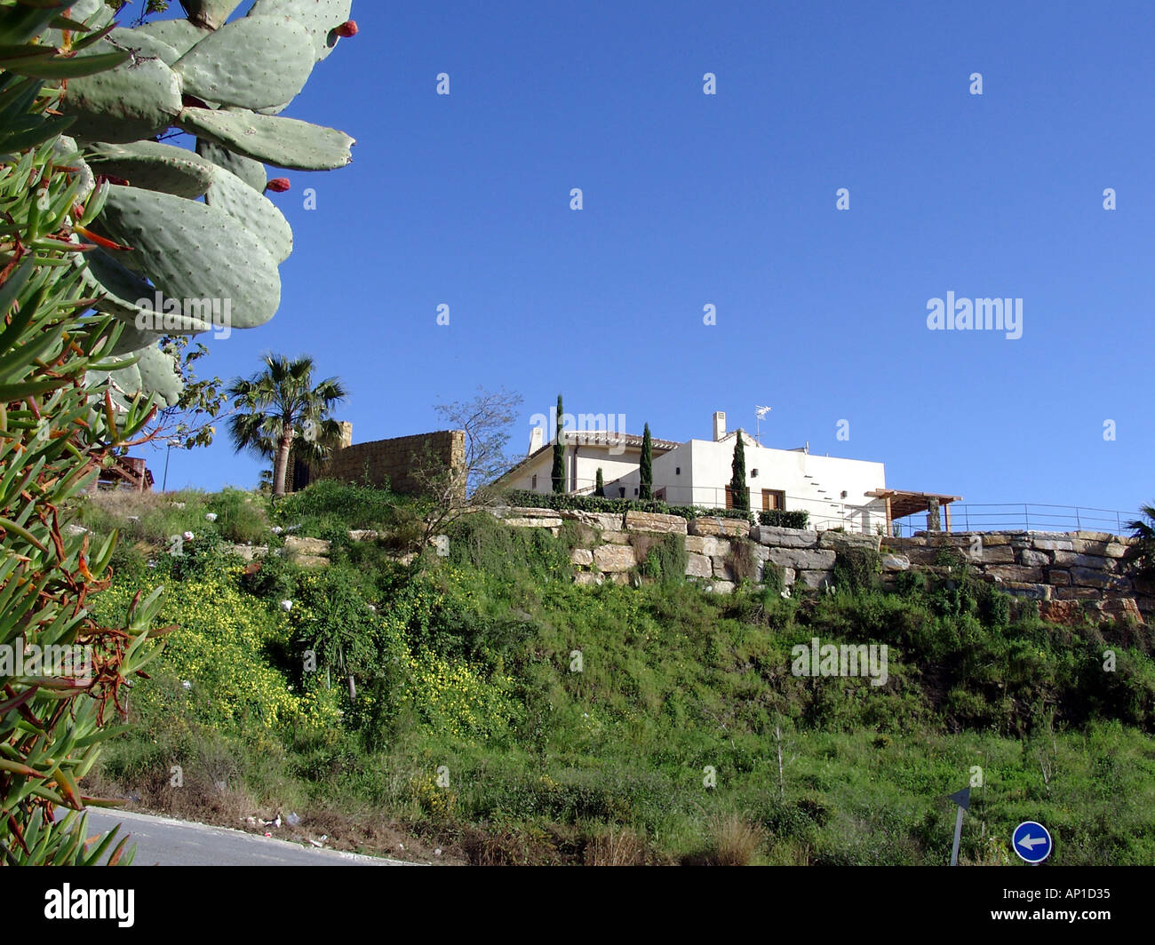 Typische moderne Wohnsiedlung am Rande der offenen Landschaft Torrequebrada Benalmádena Costa del Sol Spain Stockfoto