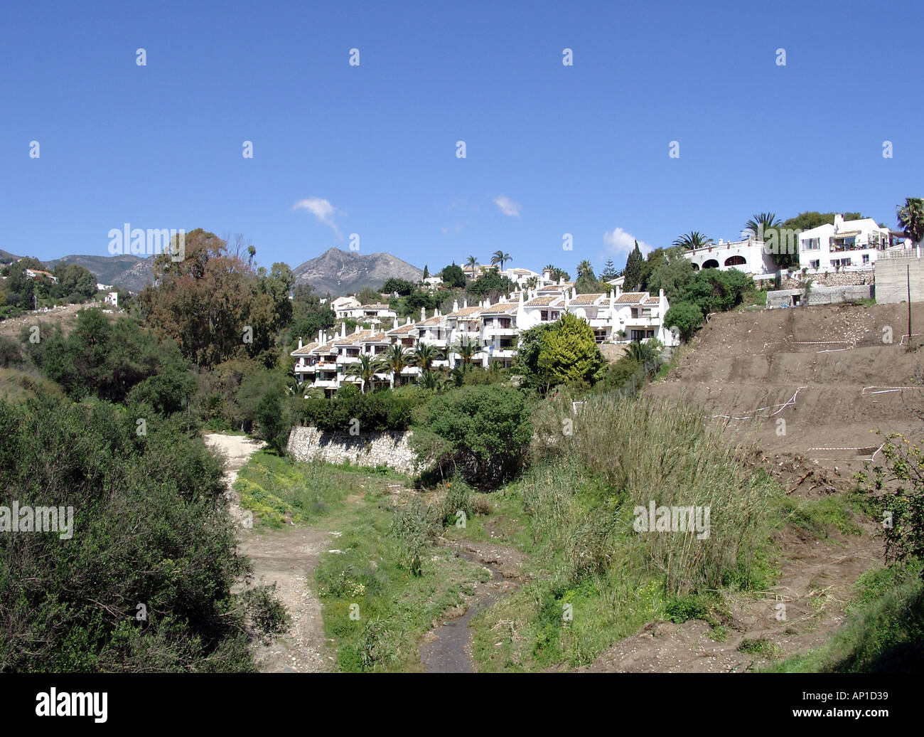 Typische moderne Wohnsiedlung am Rande der offenen Landschaft Torrequebrada Benalmádena Costa del Sol Spain Stockfoto