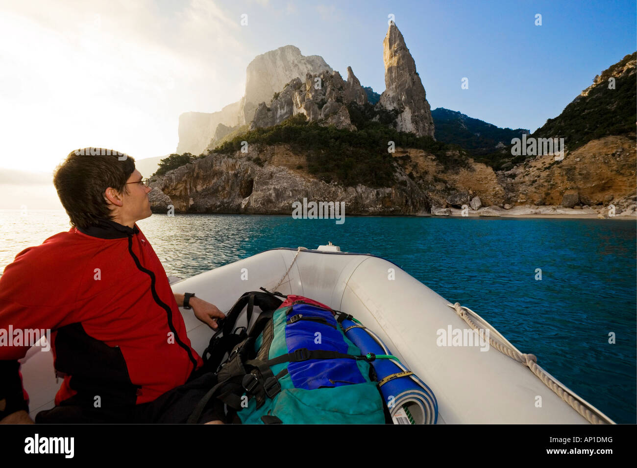 Ein junger Mann im Schlauchboot, Golfo di Orosei, Cala Goloritzé, Sardinien, Italien Stockfoto