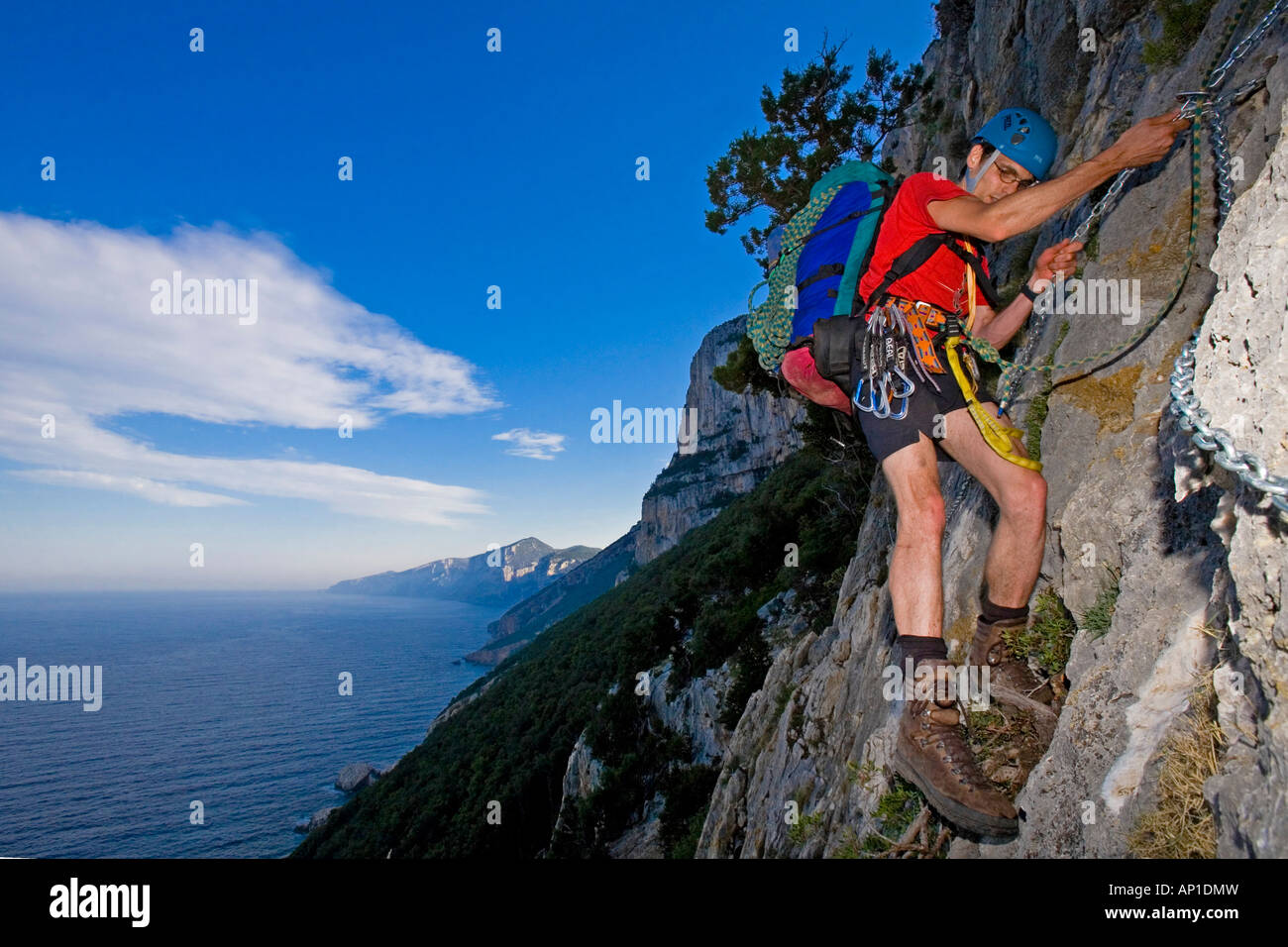 Einem jungen Mann klettert eine lange Kette, Il Sentiereo Selvaggio Blu, Golfo di Orosei, Sardinien, Italien Stockfoto