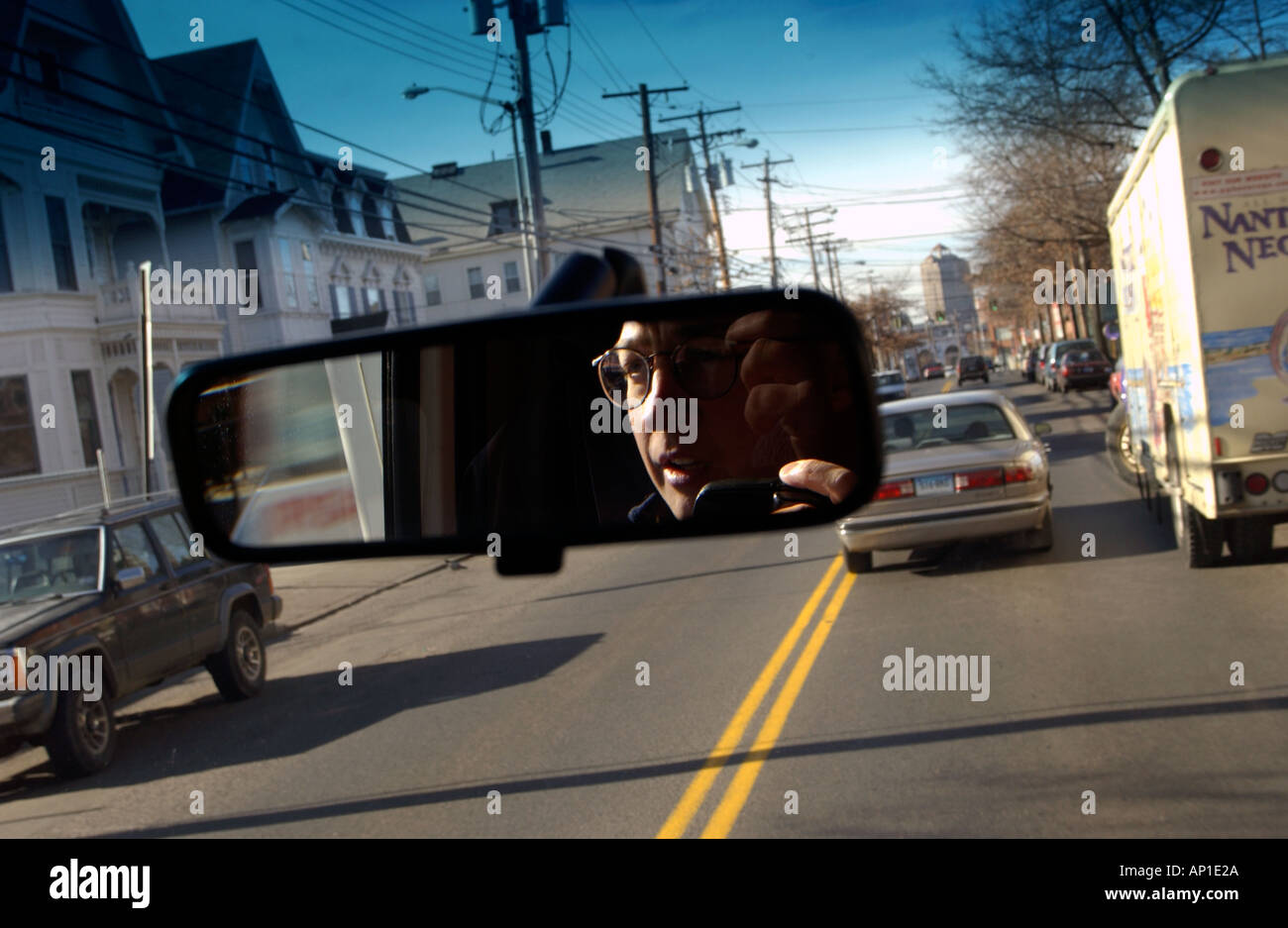 Fahrer des Krankenwagens reflektiert in Spiegel fahren und reden im radio Stockfoto