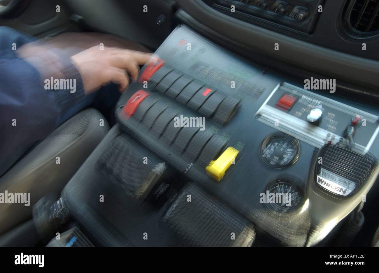 Krankenwagen-Fahrer arbeiten Sirenen und Lichter Stockfoto