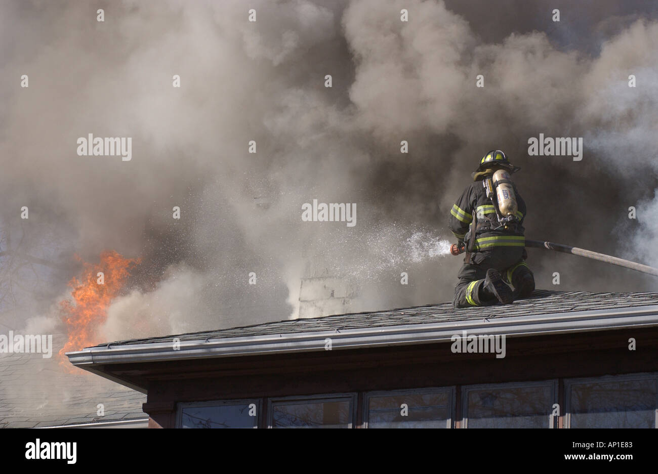 Feuerwehr-Löschangriff Hausbrand in New Haven CT USA Stockfoto