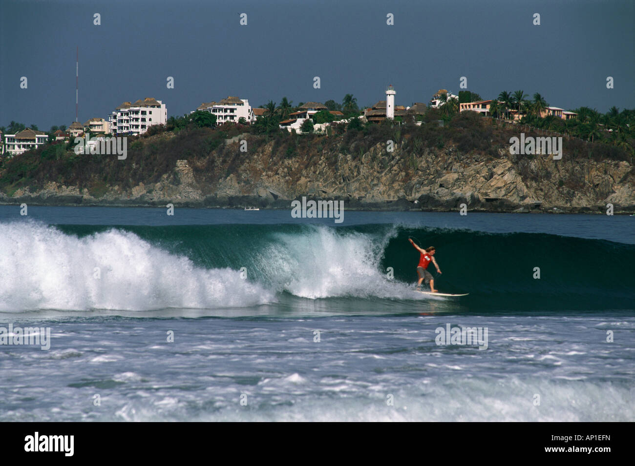 Surfer auf der Welle, Puerto Escondido, Oaxaca, Mexiko, Amerika Stockfoto