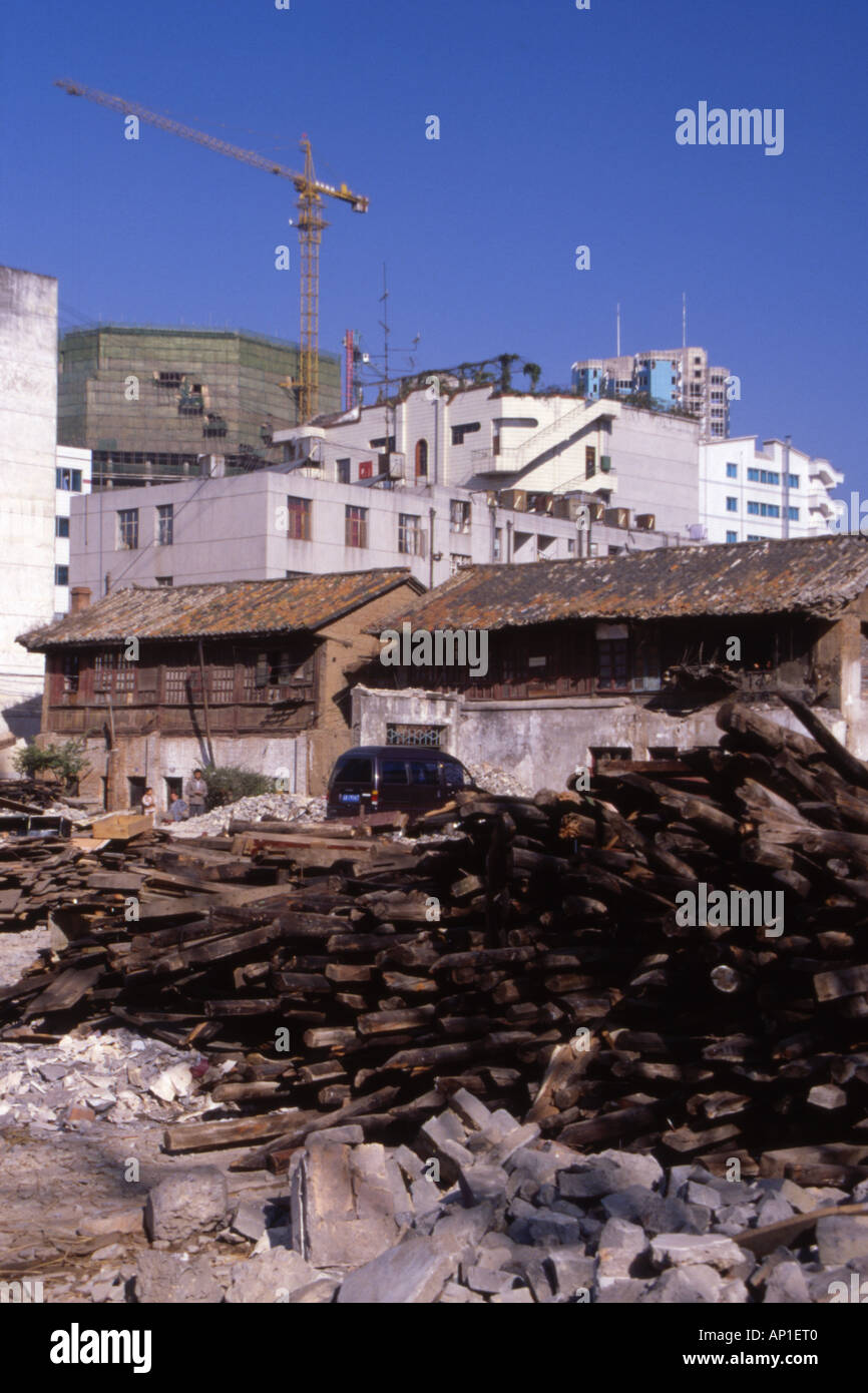Teilweise abgerissen traditionelle Häuser machen den Weg für moderne Gebäude, Kunming, Yunnan Provinz, China. Stockfoto