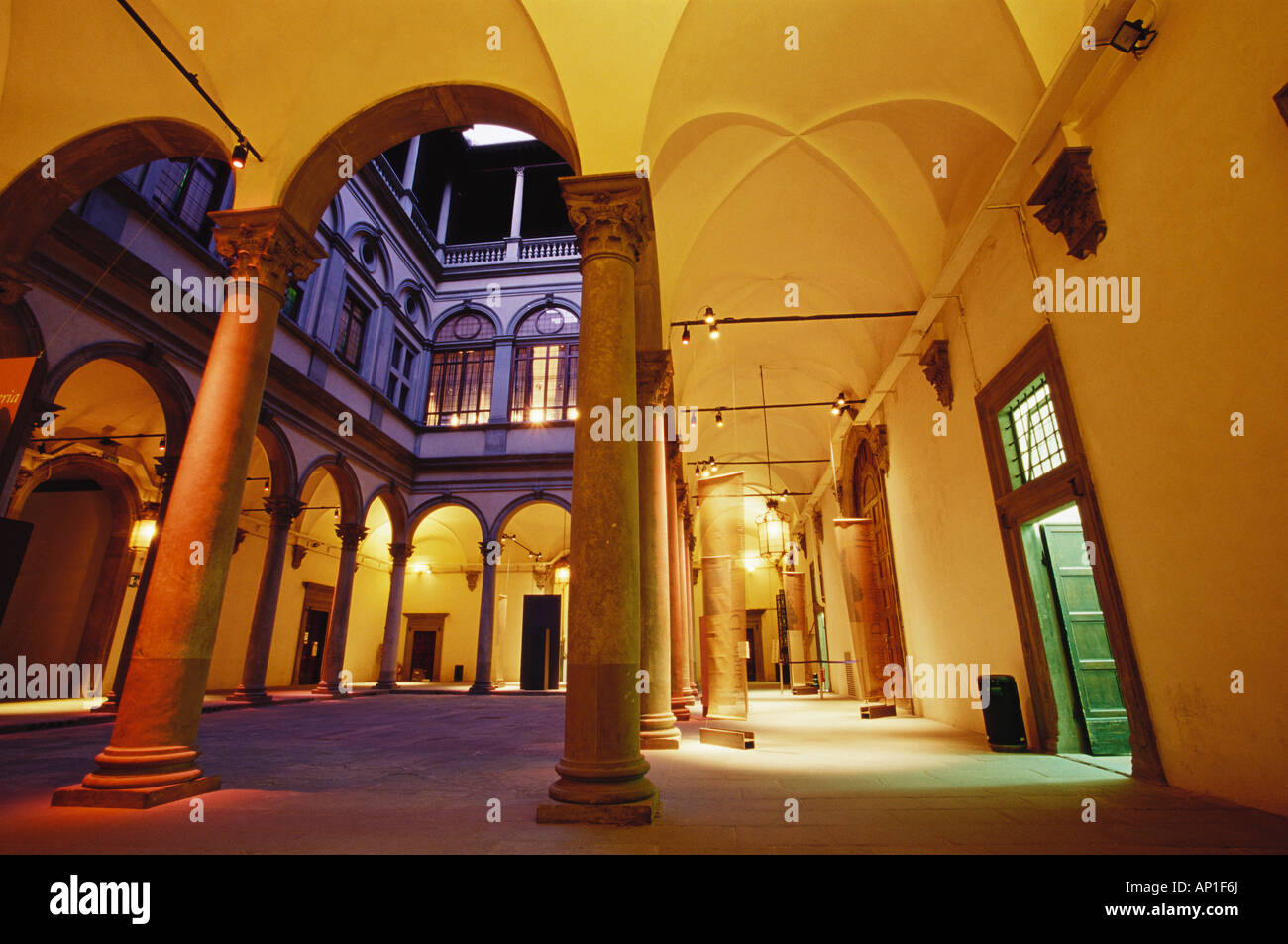 Atrium des Palazzo Strozzi, Ort für Veranstaltungen und Ausstellungen, Florenz, Toskana, Italien Stockfoto