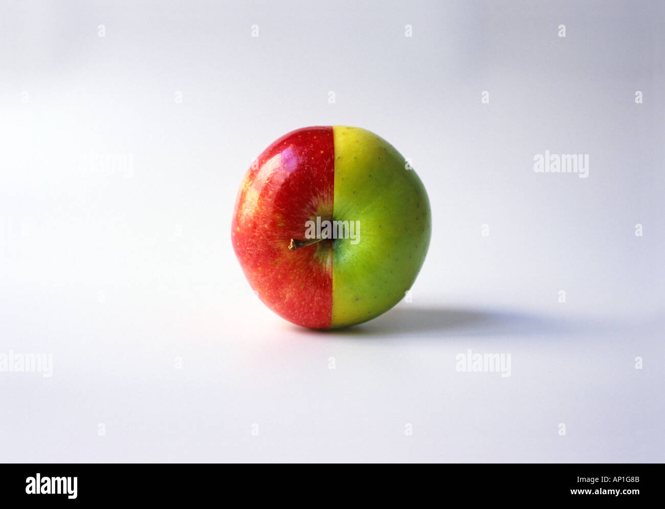 "Halbe apfelrot ^ Braeburn halb grün ^ Granny Smith" Dualität Konzept Stockfoto