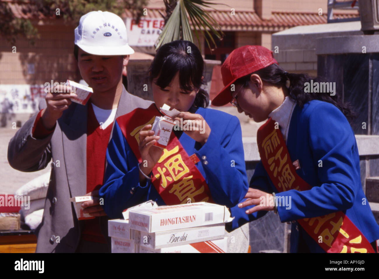 Beamte mit einem Display beschlagnahmten Fälschungen Lijiang Yunnan Provinz Chinas. Stockfoto