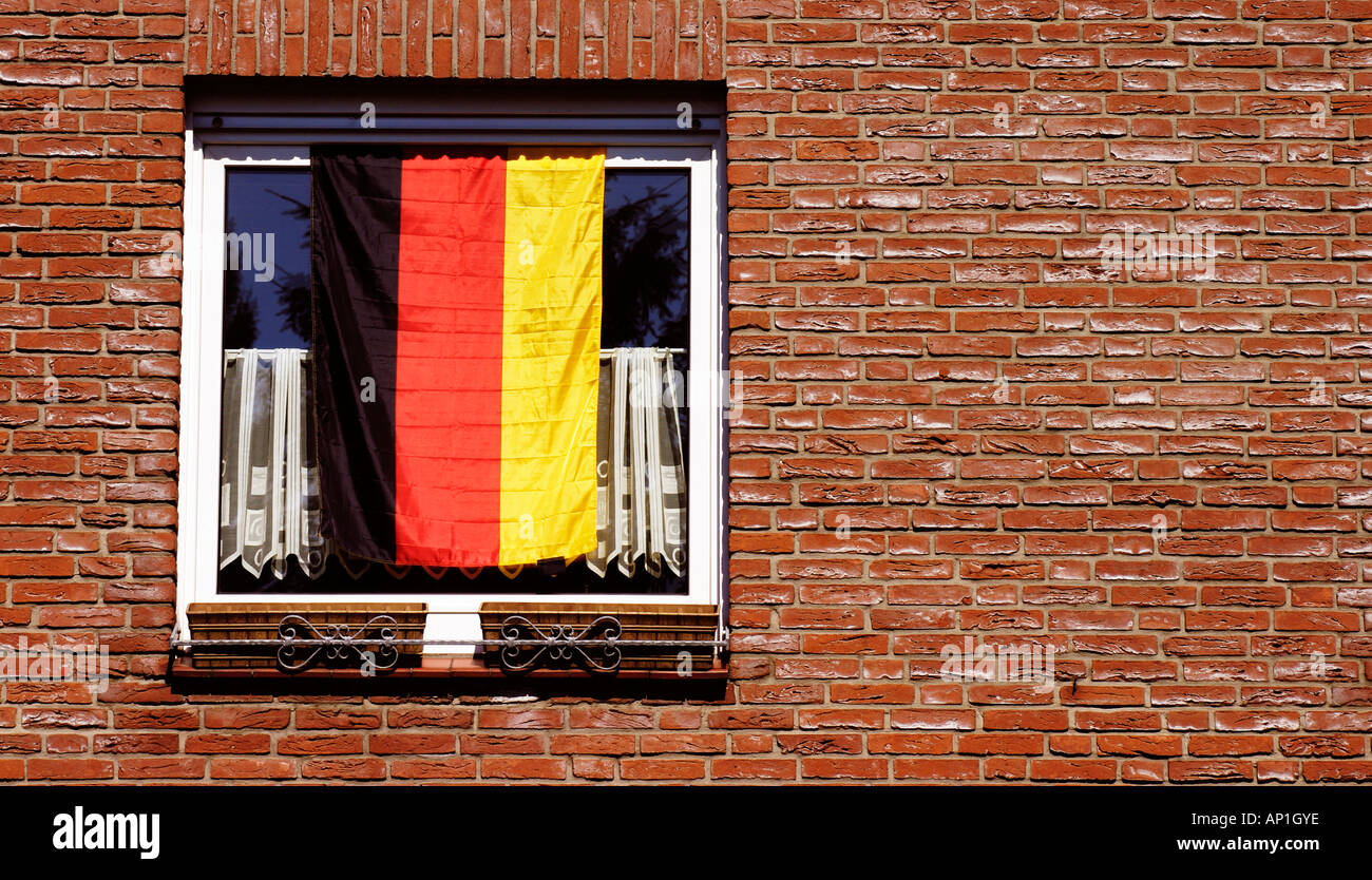 Deutsche Flagge, die in einem Fenster angezeigt Stockfoto