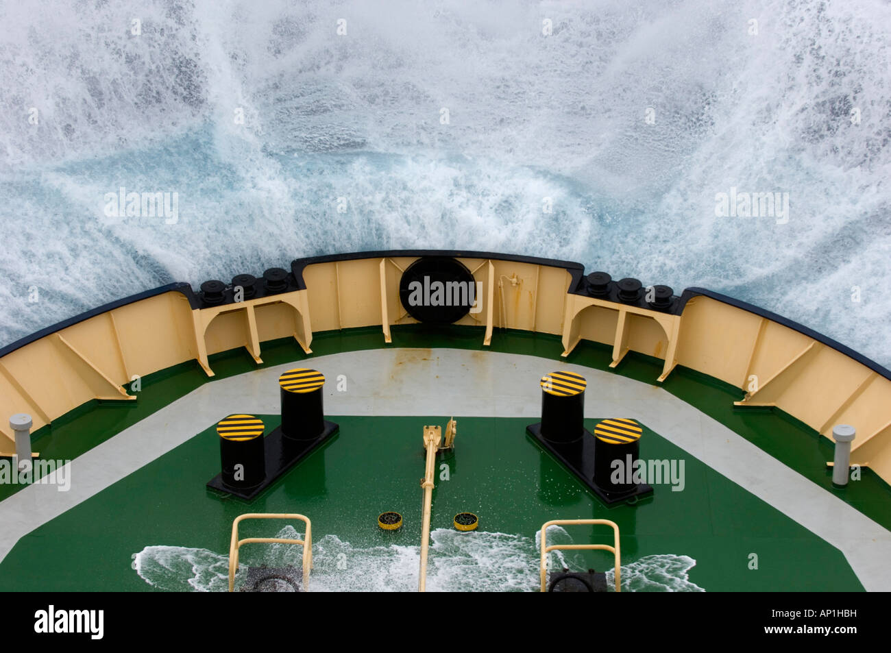 Bogen der Eisbrecher Kapitan Chlebnikow Absturz in Welle in rauer See durchqueren die Drake Passage Southern Ocean Stockfoto