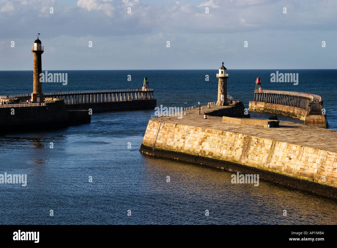 Im Westen und Osten Pier Leuchttürme bei Sonnenuntergang Whitby North Yorkshire England Stockfoto