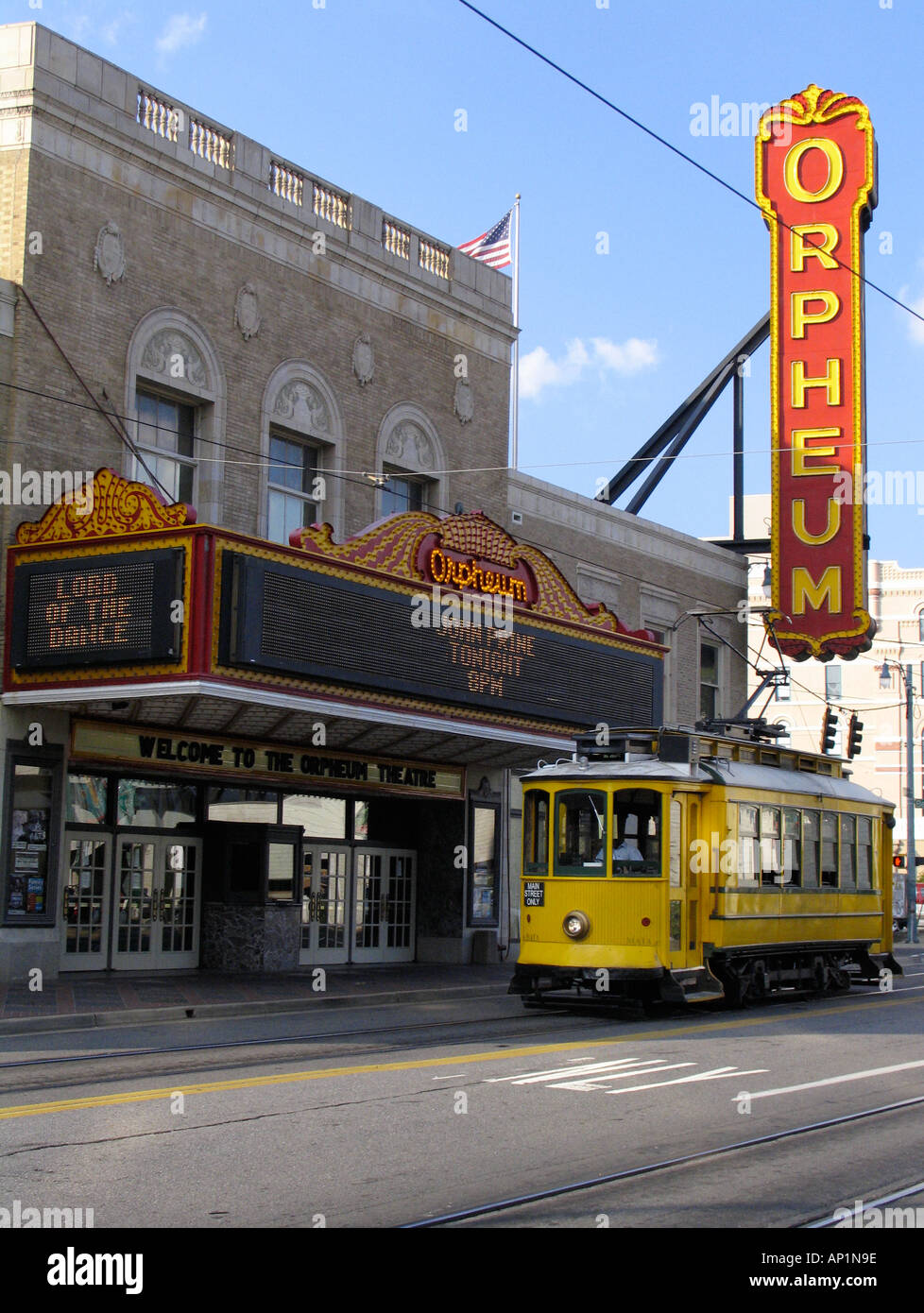 Main Street Trolley übergibt Orpheum Theater Memphis USA Stockfoto