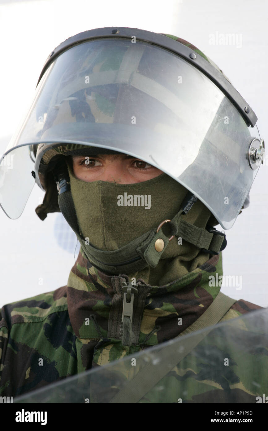 Britische Armee Soldat mit Helm und Riot gear auf Crumlin Road in Ardoyne Geschäften Belfast 12. Juli Stockfoto