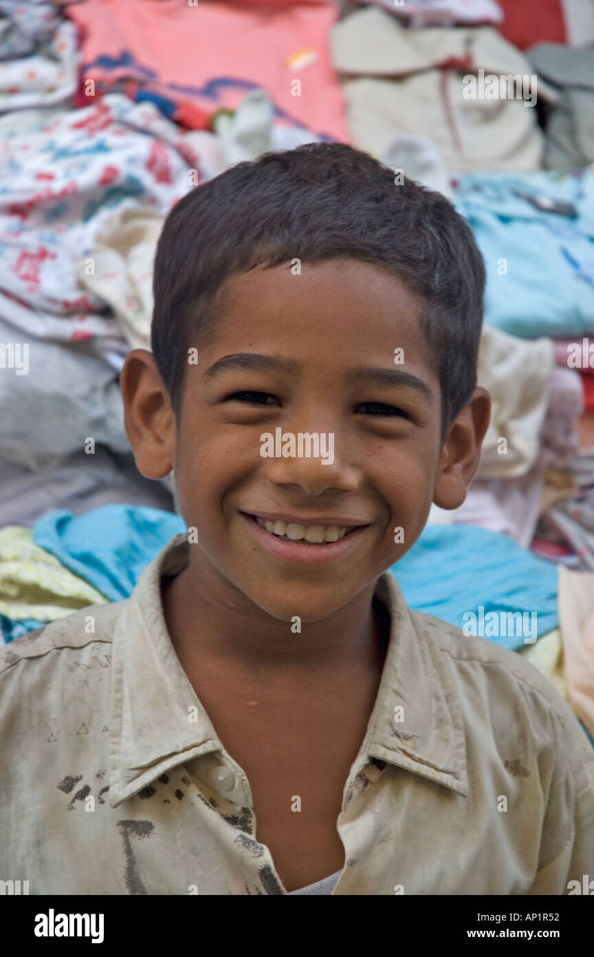 Lächelnde junge im Marktgebiet von Assuan, Ägypten, Naher Osten. DSC 4288 Stockfoto