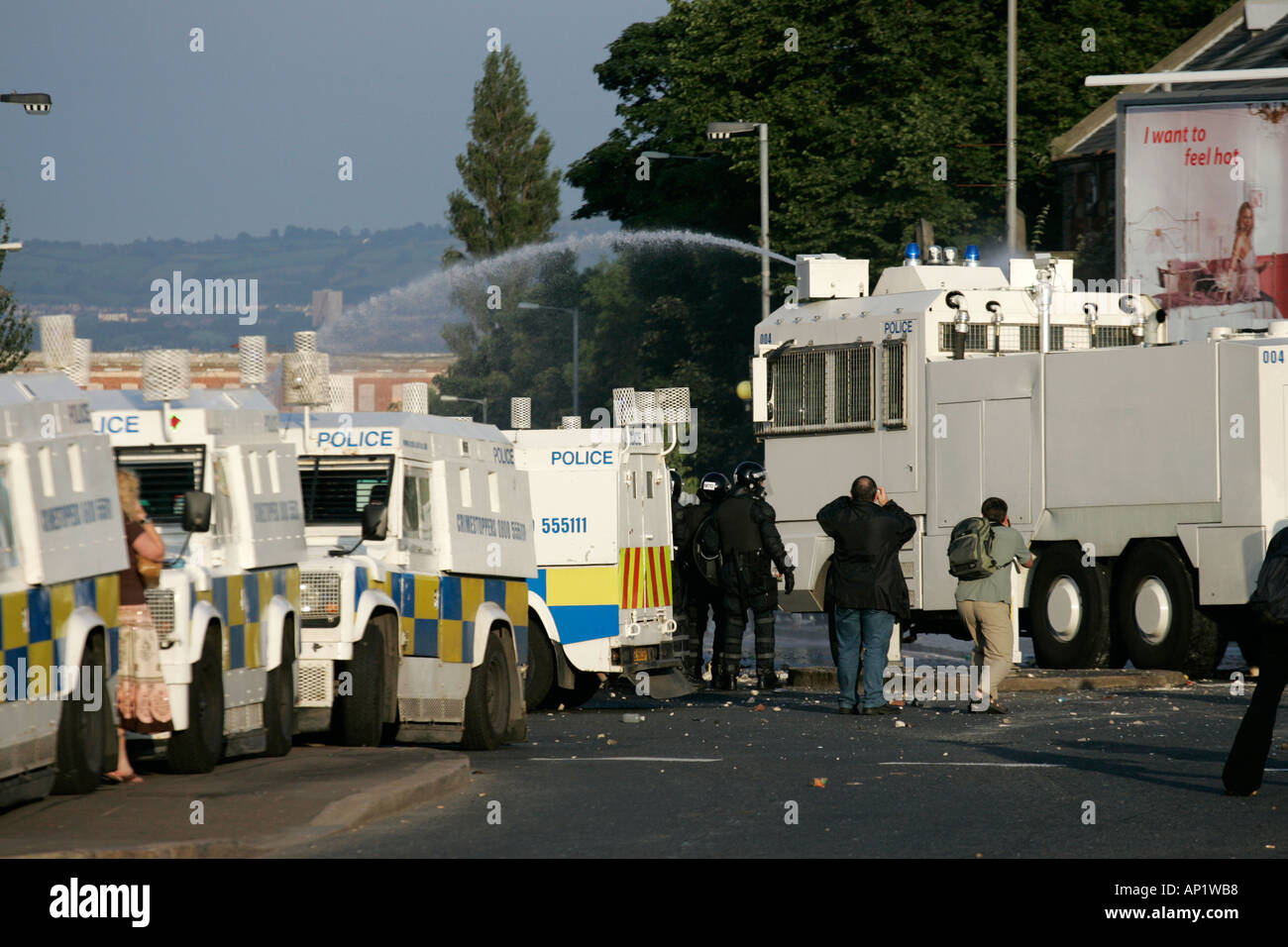 PSNI gepanzerte Landrover und Wasserwerfer auf Crumlin Road in Ardoyne Geschäften Belfast 12. Juli Stockfoto