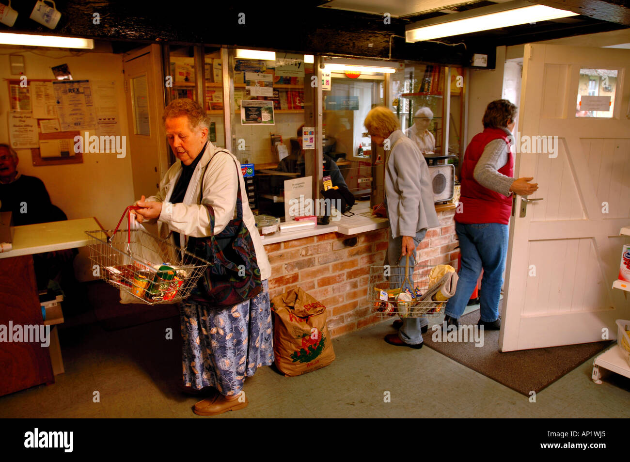 DER DORFLADEN UND POST AM BRIANTSPUDDLE IN DORSET UK Stockfoto
