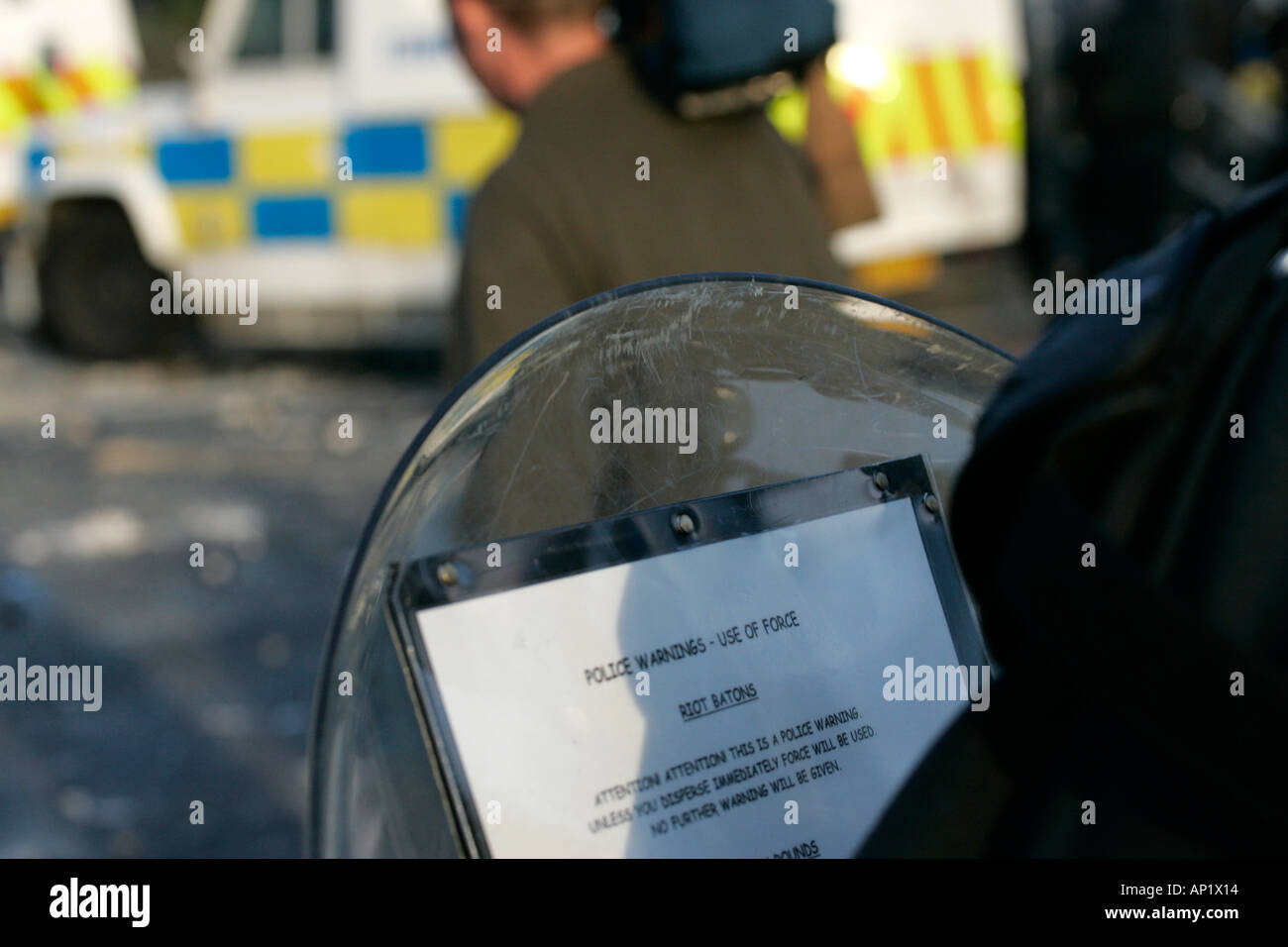 Polizeiwarnungen Anwendung von Kraftanweisungen PSNI Schlagstock Runde Warnung Auf Schild während Aufruhr auf crumlin Straße bei ardoyne Geschäfte belfast, 12th. Juli Stockfoto