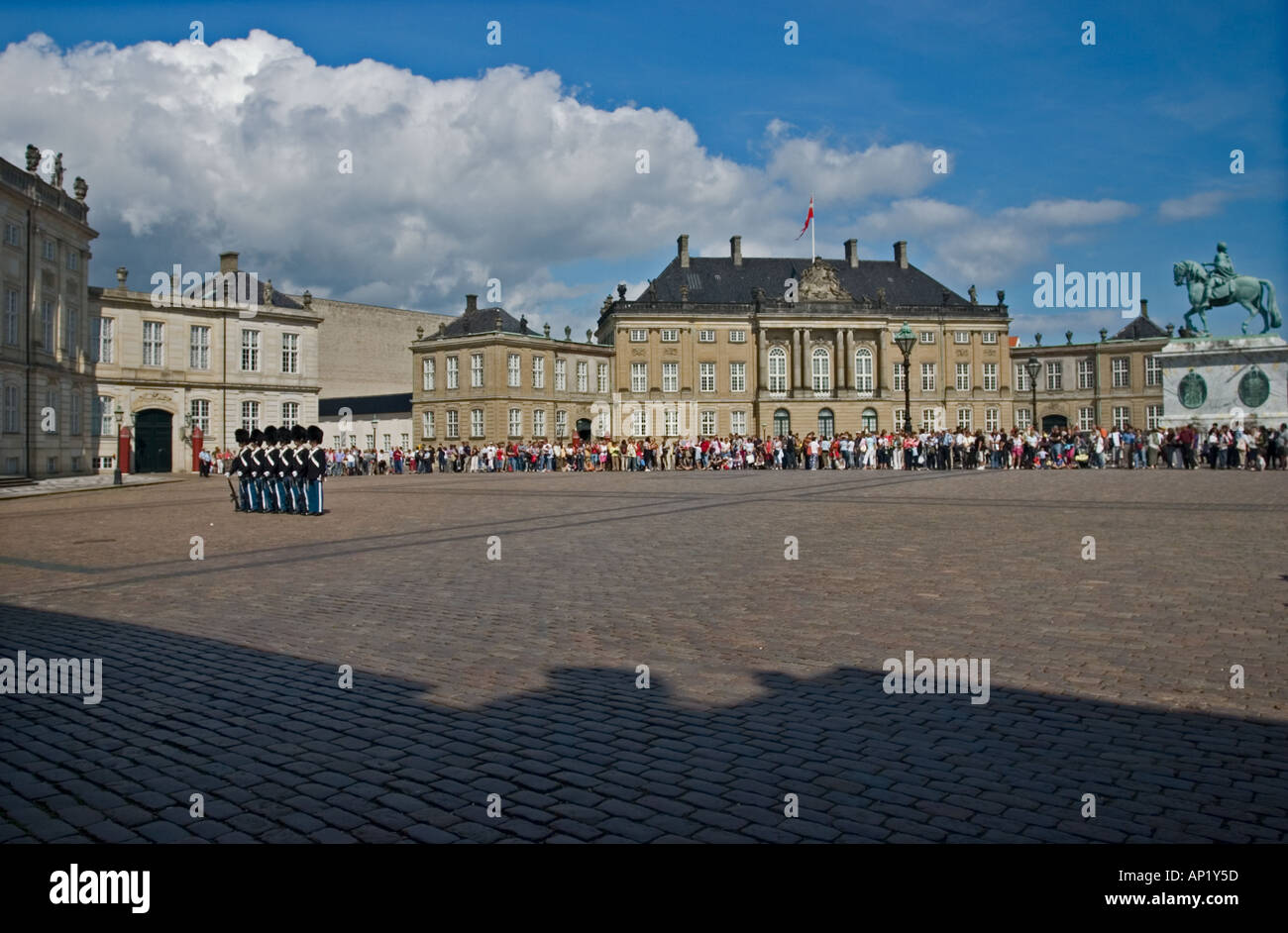Königliches Leben Wachablösung am Schloss Amalienborg Kopenhagen Dänemark Stockfoto
