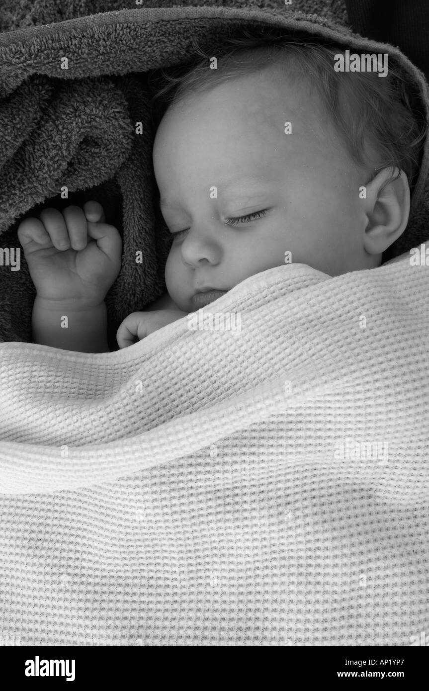 Babymädchen (1 Jahr) schläft Stockfoto