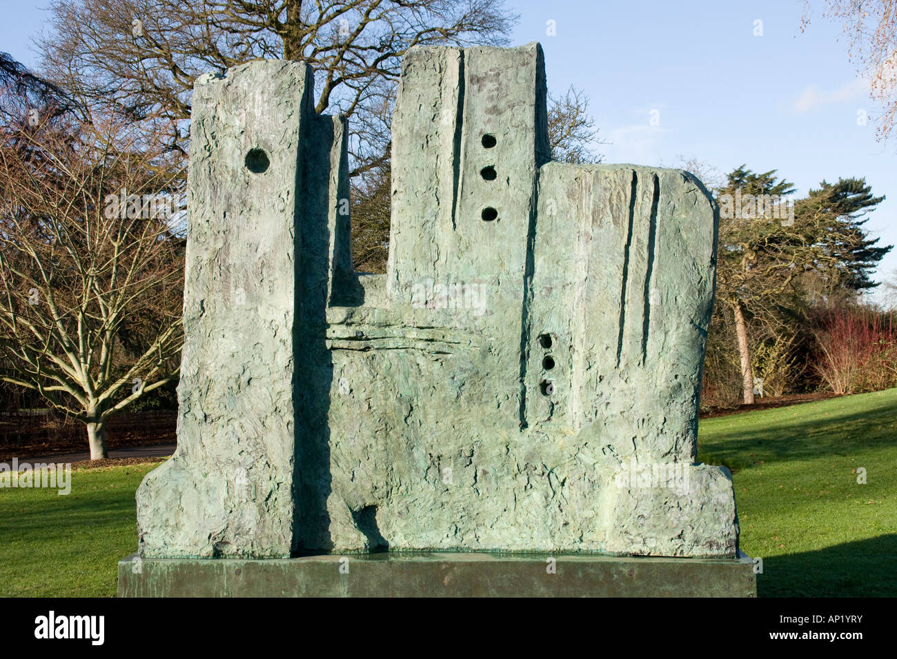 Henry Moore in Kew, Wand Hintergrund für Skulptur 1962 Stockfoto