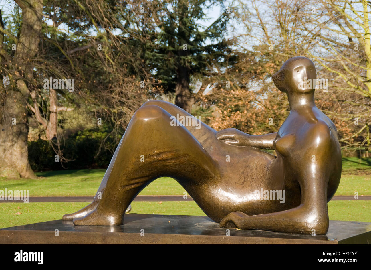 Henry Moore in Kew, liegende Figur Winkel 1979 Stockfoto