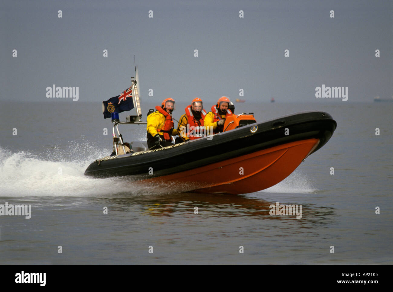 Rettungsboot. Rippe mit voller Geschwindigkeit auf dem Wasser. Stockfoto