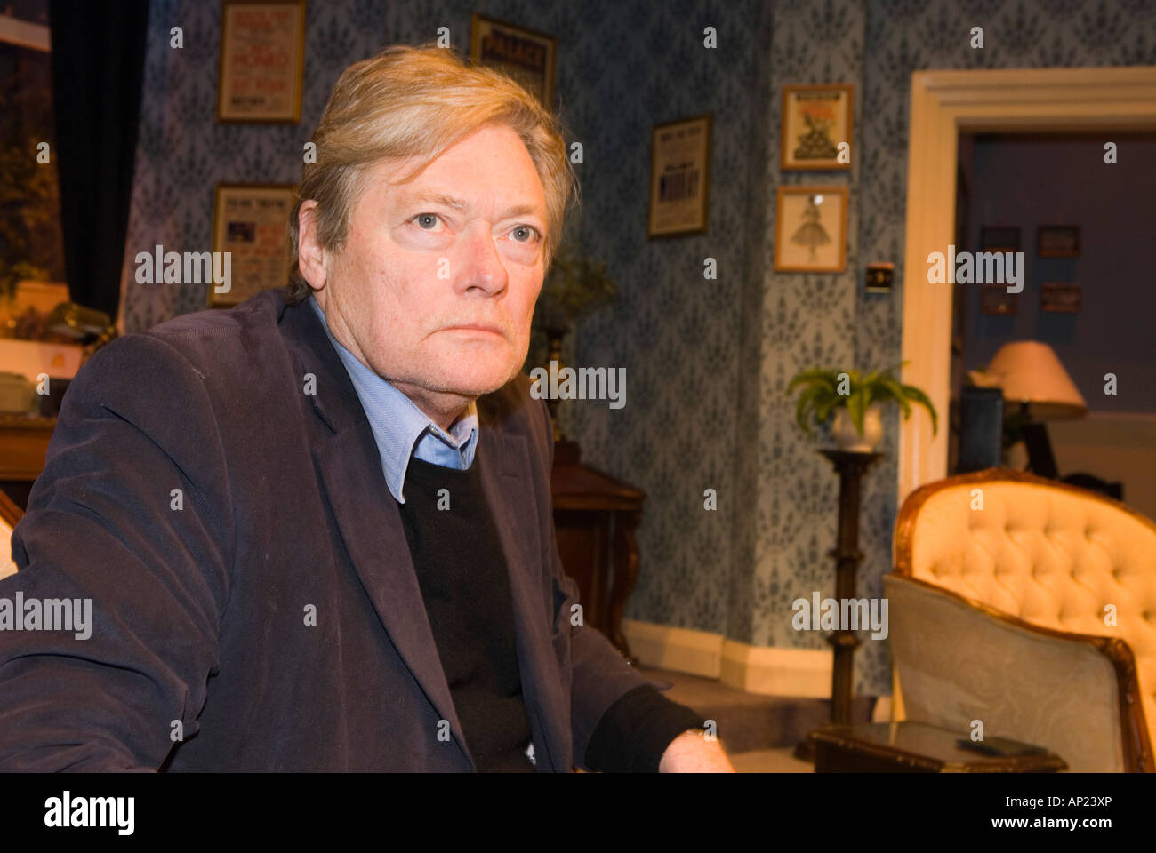 Schauspieler Simon Ward Ion den Satz von Francis Durbridge, ein Hauch von Gefahr, im Grand Theater Blackpool. Stockfoto