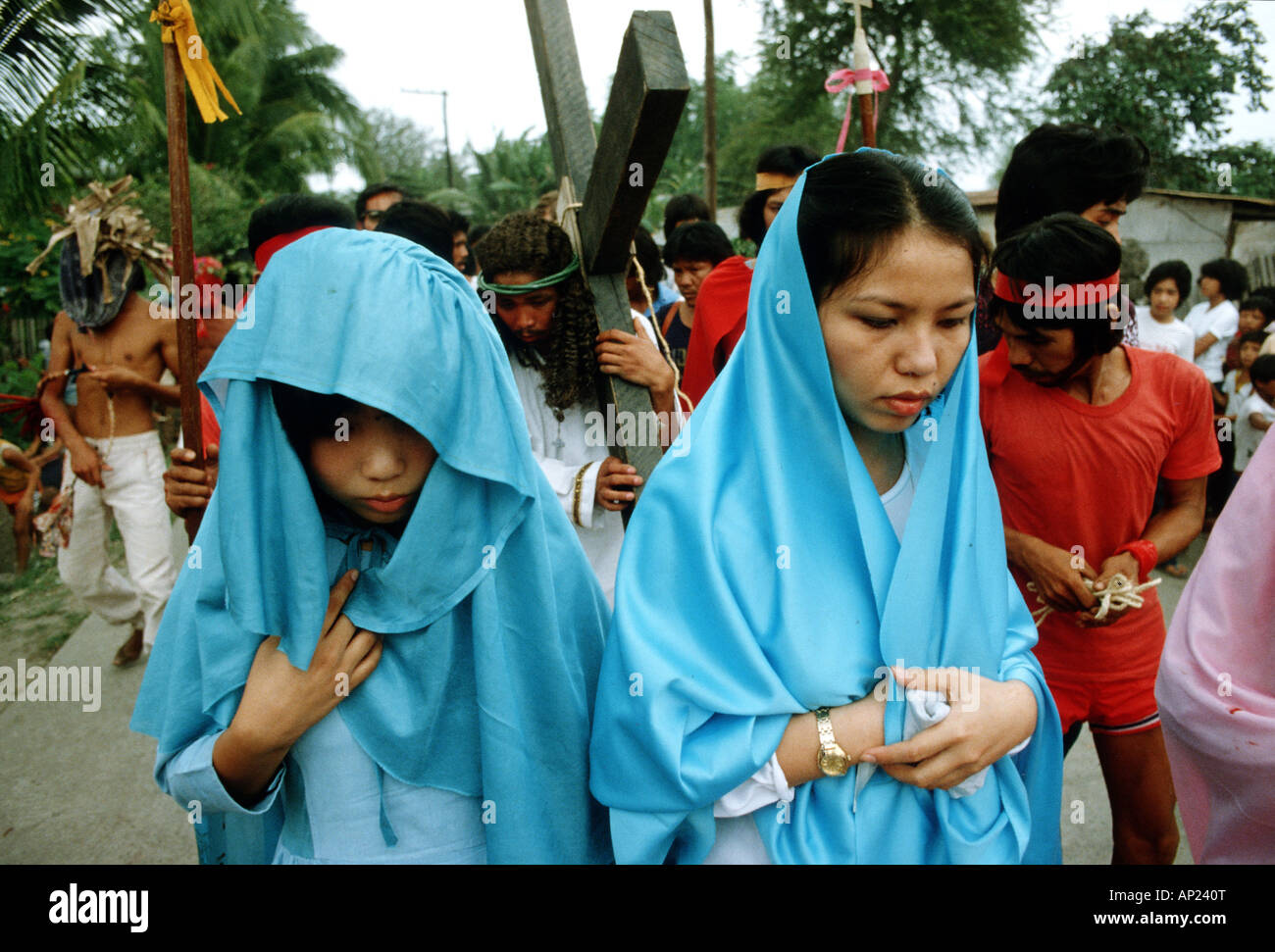 In einer Darstellung von Jesus Christus sind Kreuzigung Filipino Anhänger, Holzkreuze auf jeden Karfreitag genagelt. Stockfoto