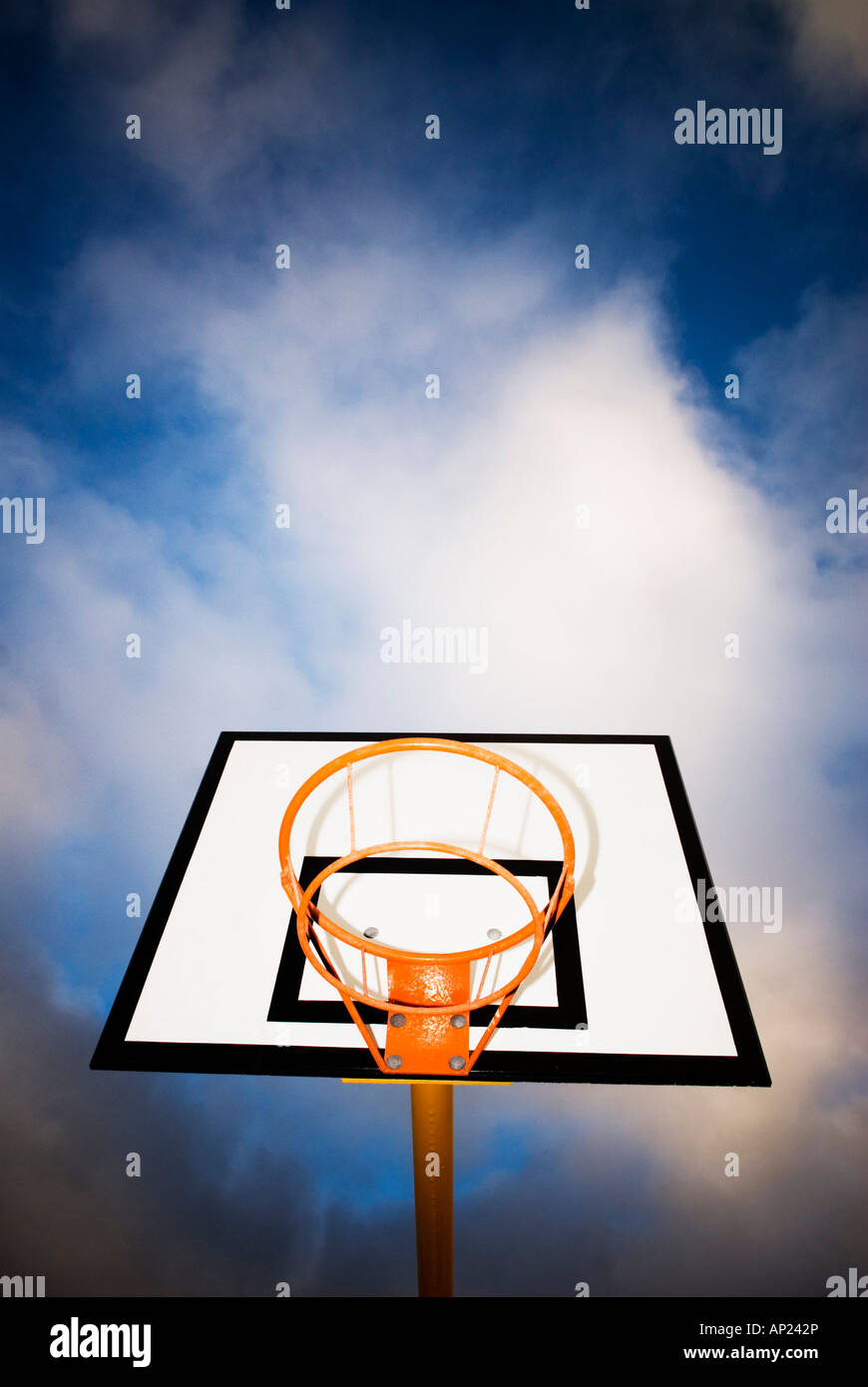 Basketball hoppt gegen den Himmel Stockfoto