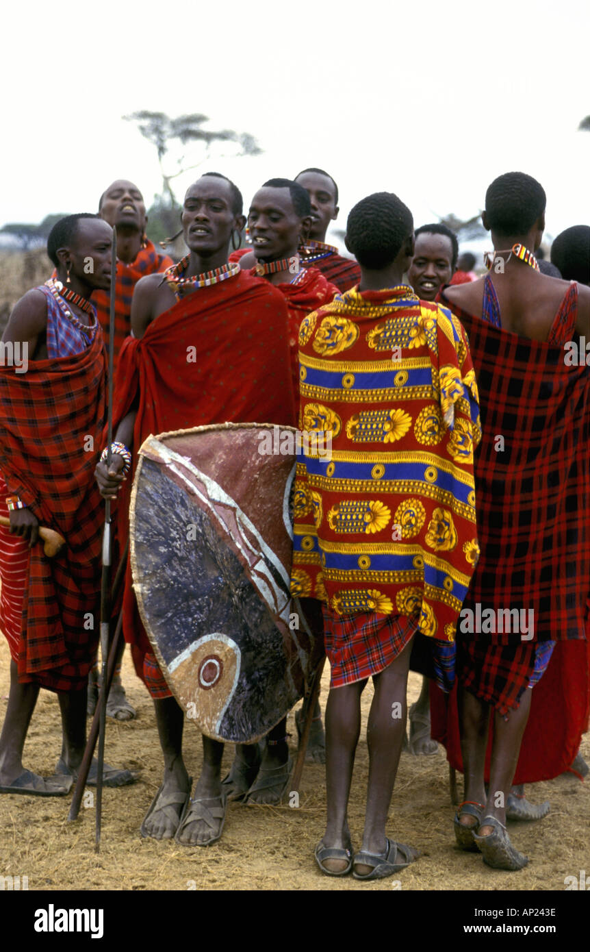 Maasai-Männer tanzen Stockfoto