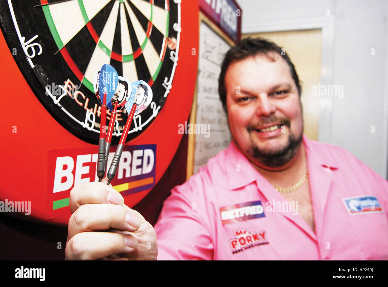 Der Professionelle Dart Spieler Peter Manley An Der Dart Tafel