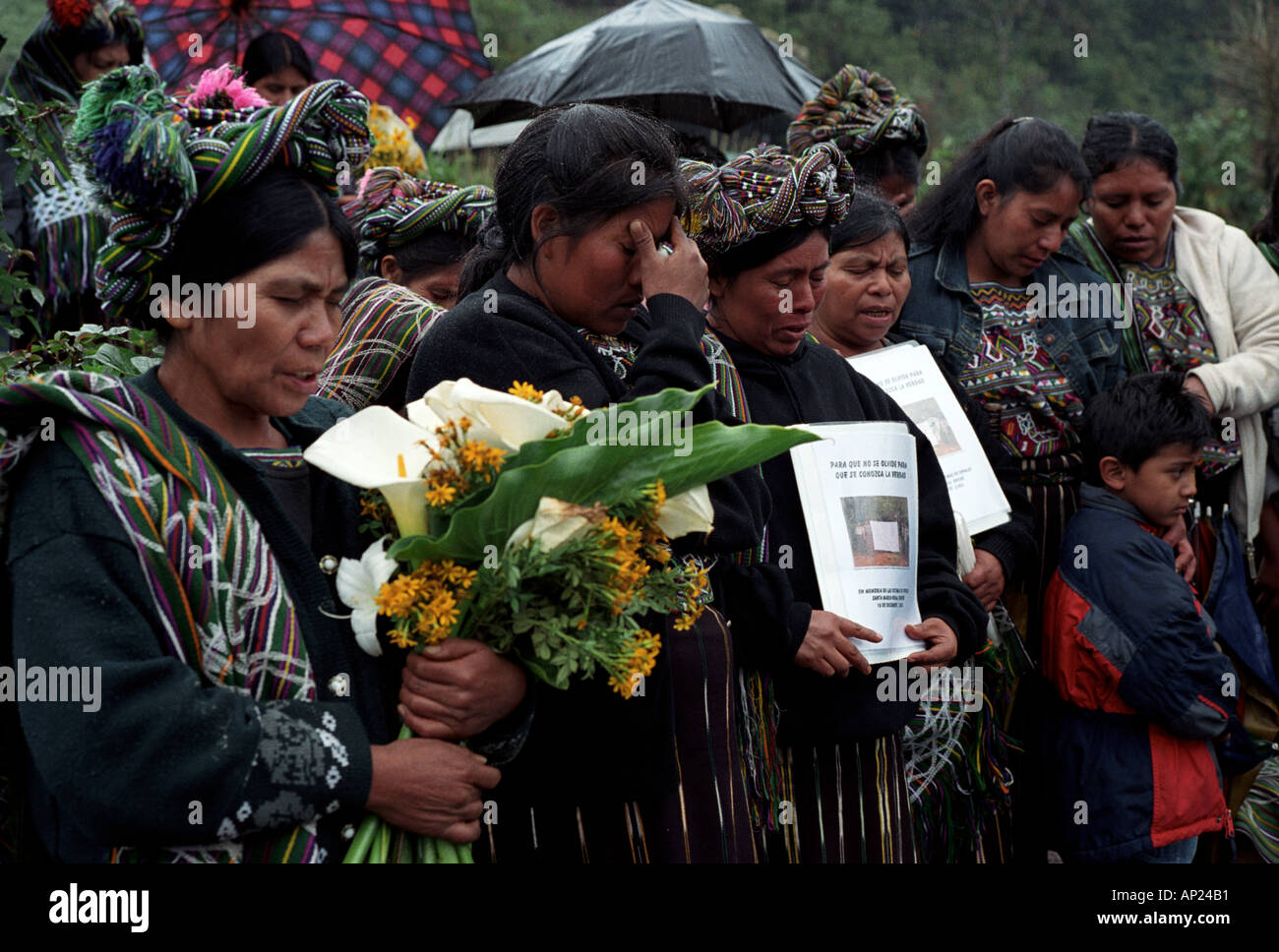 Maya-Frauen bei der Beerdigung der Opfer des Massakers in Guatemala Stockfoto