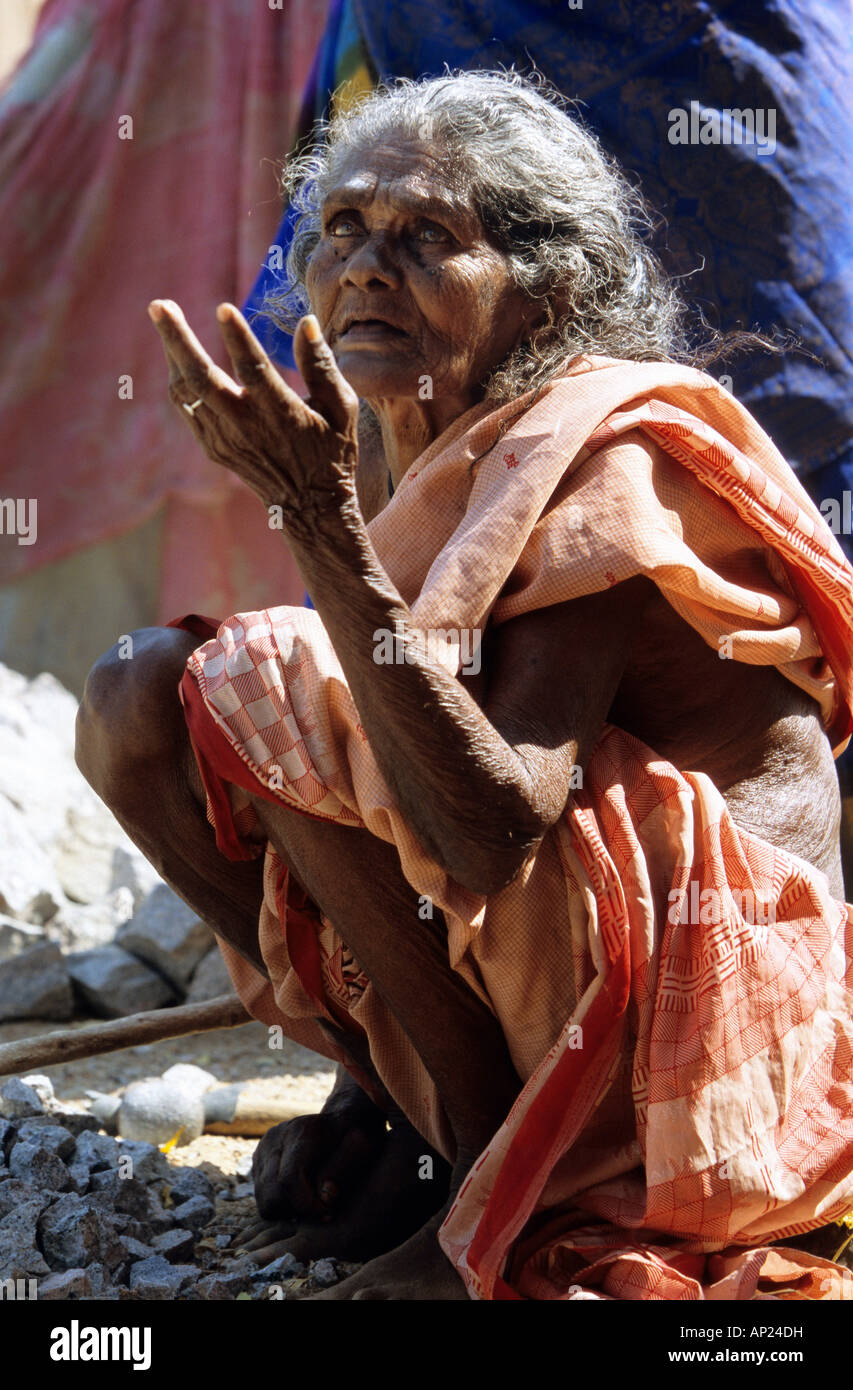 Indien: alte Frau aus der Besetzung der Unberührbaren arbeiten in einem Steinbruch in der Nähe von Madurai Stockfoto