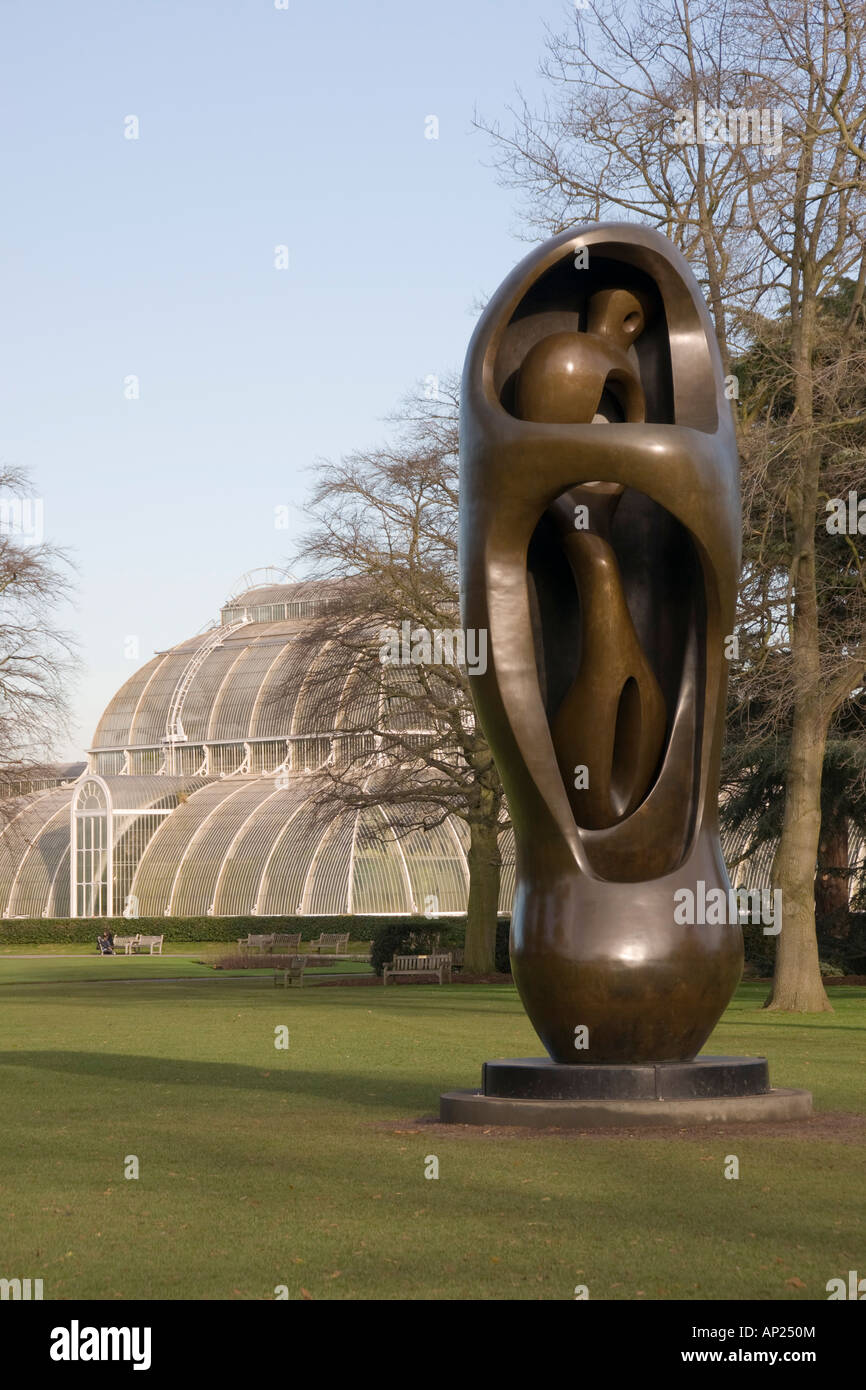 Henry Moore in Kew, große aufrechte interne / externe Form 1981 / 82 Stockfoto