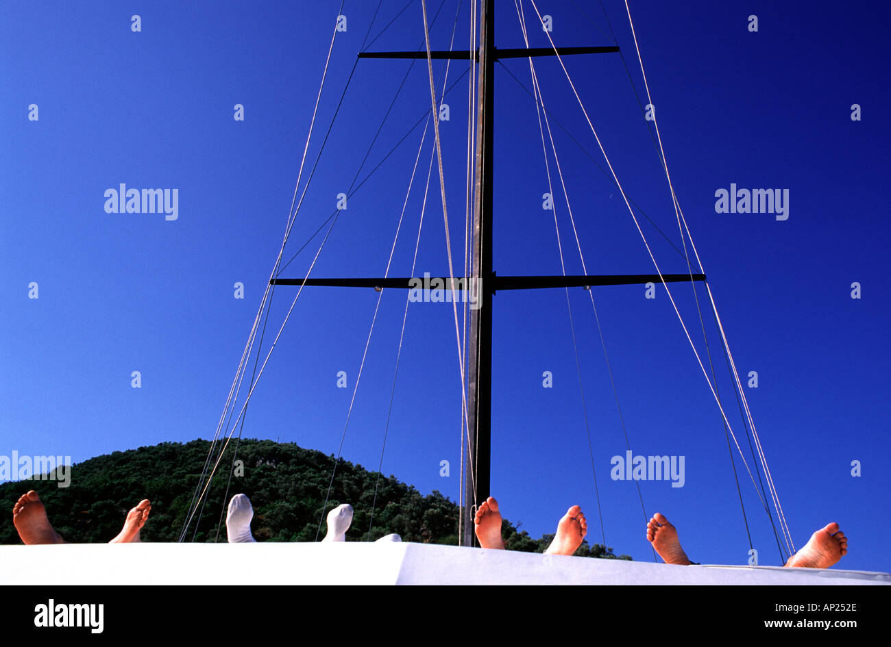 Füße aufgereiht auf einer Yacht Golf von Fethiye in der ägäischen Region der Türkei Stockfoto