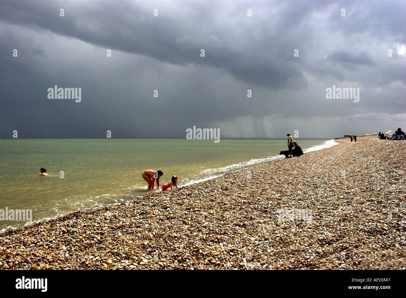 Typische Bank Holiday Wochenende am Strand von Aldeburgh mit Regen, Wind und Donner stürmen. Stockfoto