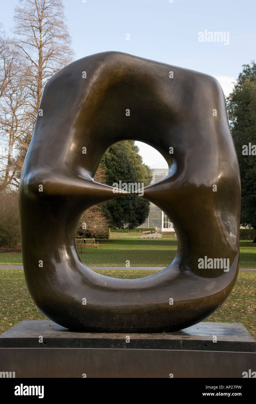 Henry Moore in Kew, Oval mit Punkten 1968-70 Stockfoto