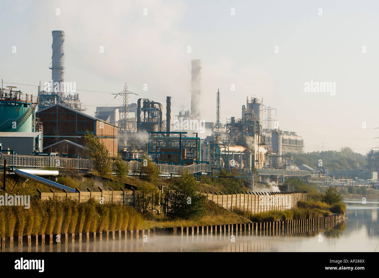 Neben der Fluss-Weber-industriellen Komplex Stockfoto