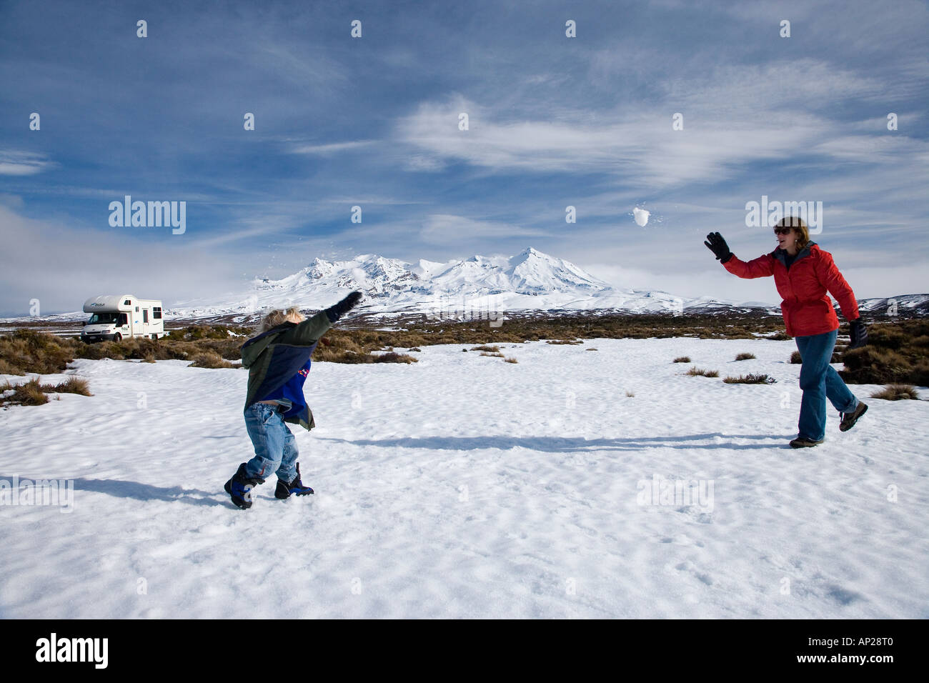 Snowball Kampf Rangipo Wüste und Mount Ruapehu Mittelland Nordinsel Neuseeland Stockfoto