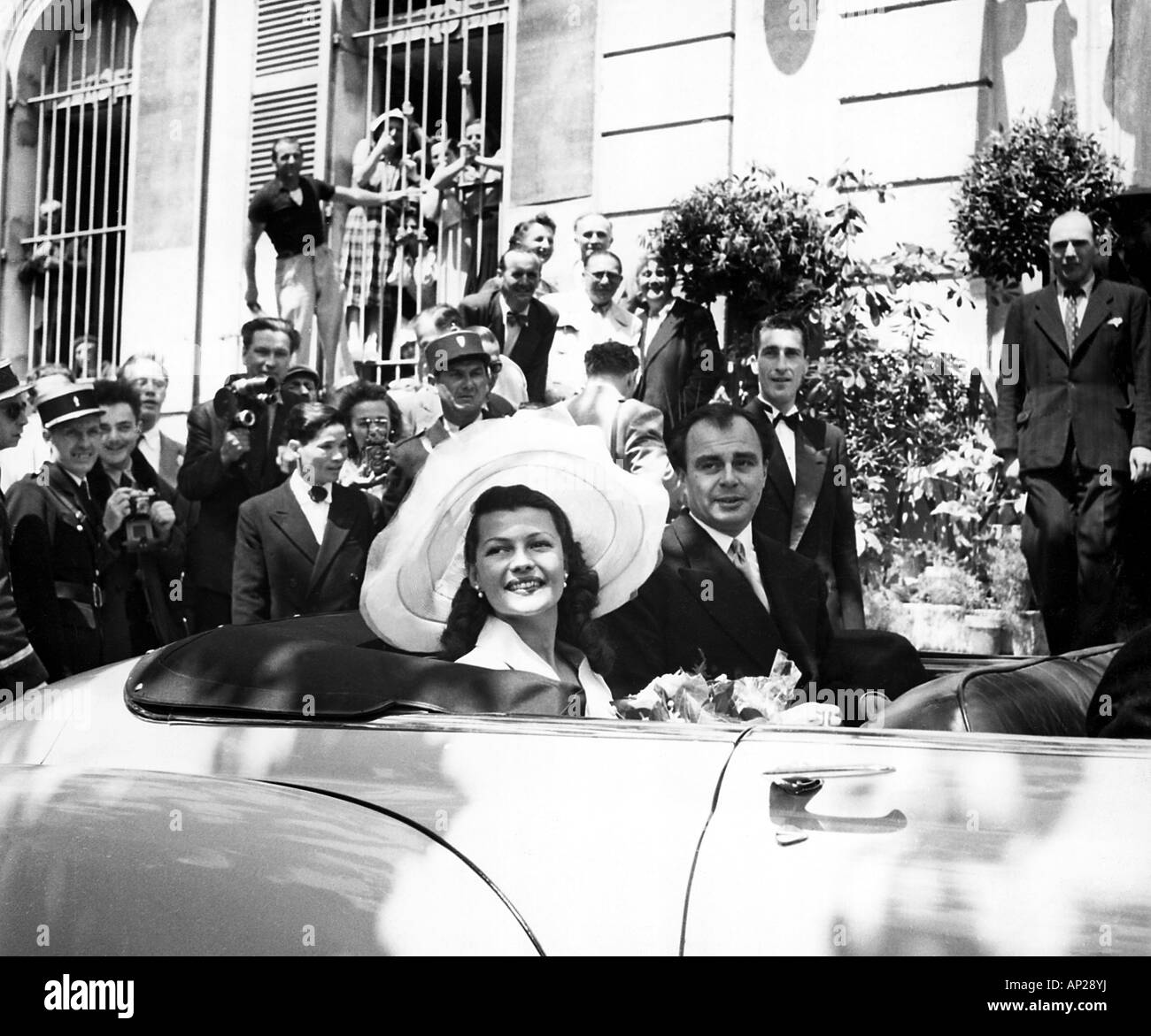 RITA HAYWORTH und Ali Khan verlassen das Rathaus in Vallauris Frankreich nach ihrer Hochzeit am 27. Mai 1949 Stockfoto
